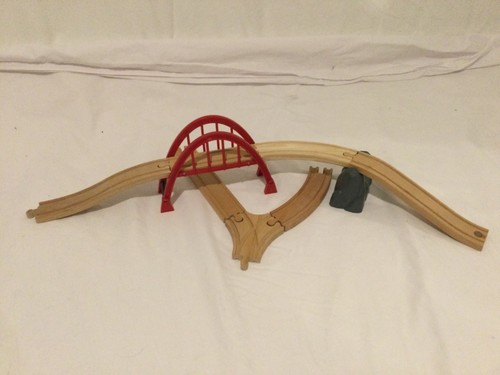 Brio raised red bridge - red,