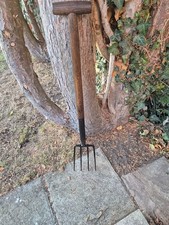 VINTAGE WOODEN 'T' HANDLED LADIES 4 TINE BORDER FORK  (FULLY REFURBISHED)