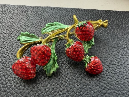 Delicious strawberry brooch - strawberry,