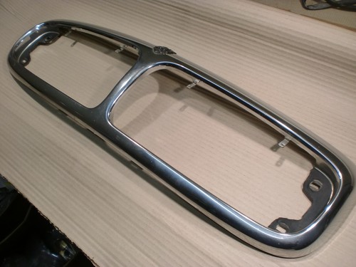Jaguar front grille less - front,