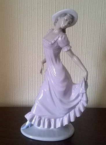 Nao lladro flamboyant lady - by,