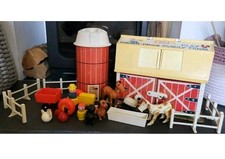 Vintage 1967 FISHER PRICE FAMILY PLAY FARM & SILO Barn Animals Tractor Farmer