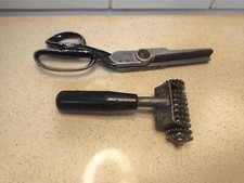 CARPET PINKING UPHOLSTERY SHEARS + CARPET SEAM ROLLER FLOOR LAYING TOOLS