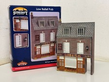 Bachmann 44-232 Low Relief 'Lamp & Flag' Pub - OO Gauge - Boxed