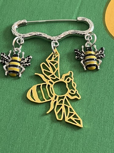 Bumblebee bee charm brooch - bumblebee,