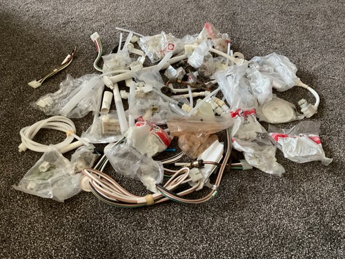 Lot many pieces - of, pieces/parts