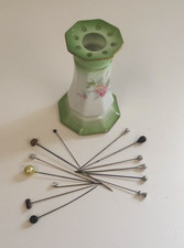 13 X VINTAGE ASSSORTED HAT PINS IN CERAMIC HAT PIN HOLDER