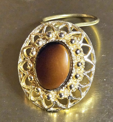 Beautiful goldtone vintage - beautiful,