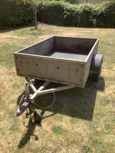 Un braked trailer - 4’,
