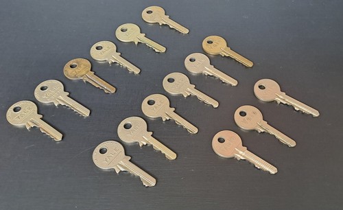 Job lot vintage keys yale - keys, door