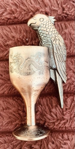 Parrot the glass wine - on,