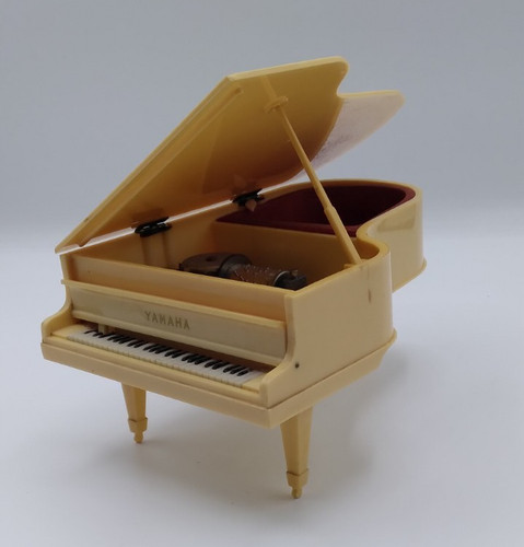 Vintage yamaha grand piano - yamaha,