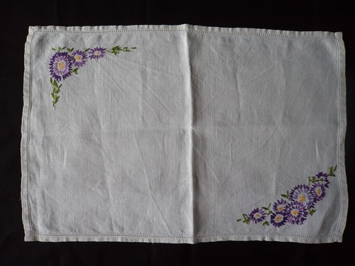 Vintage hand embroidered - hand, linen