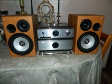 HITACHI AX-M69 HI-FI Stereo System CD/FM/Aux with Speakers and RC - used