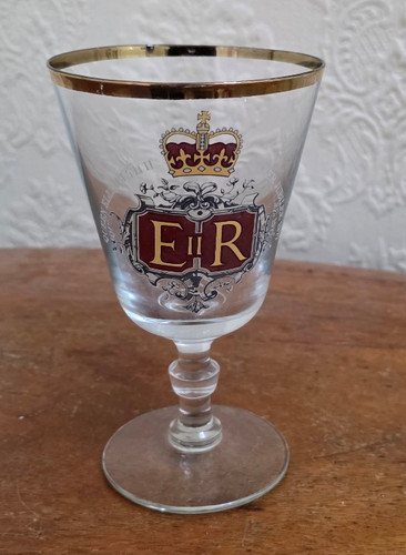 Queen elizabeth glass - 11,