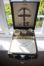 SPORTS CAR VINTAGE 2 PERSON PICNIC HAMPER COMPACT SET BLACK CASE LUGGAGE SIRRAM