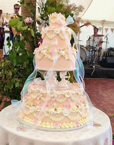 Sitting cherub cake separator - cake,