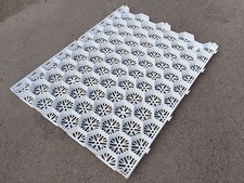 White gravel grid plastic - white,