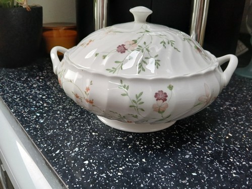 Wedgwood campion lidded - ,
