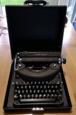 Underwood Noiseless Portable Vintage Typewriter with Hard Case USA 1940's 