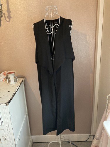Black collard sleeveless