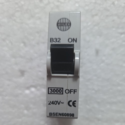 Wylex amp mcb - push, plug