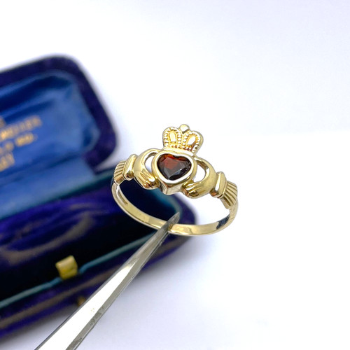 9ct gold claddagh ring - 9ct,