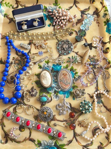 Antique vintage jewellery - &,