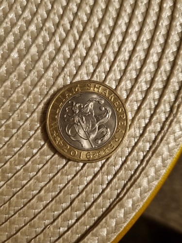 Rare mint error pound coin - mint,