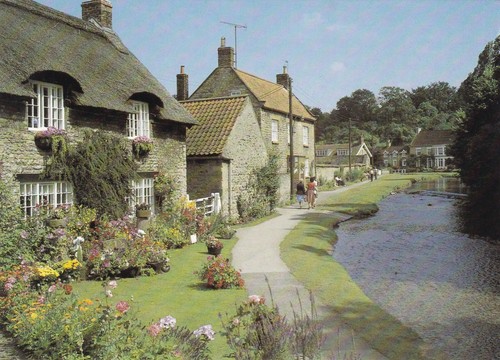 Thornton dale thatched - le,