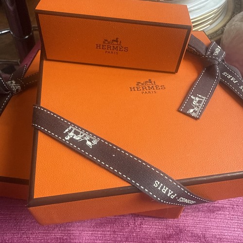 Empty hermes boxes with - x,