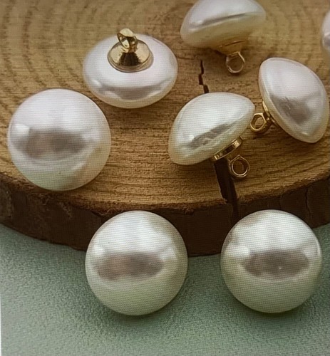 Small pearl buttons - pearl,