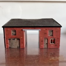 Hornby R8525 Skaledale OO Gauge Holly Farm Stables Resin Building Unboxed