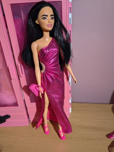Year 2021 barbie fashionistas - barbie,