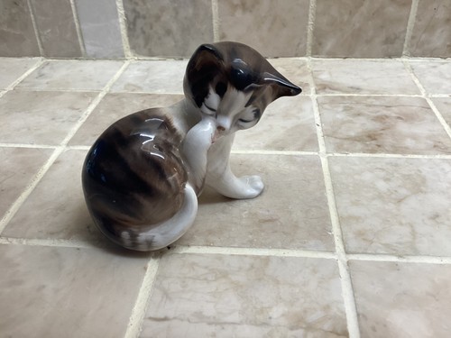 Royal doulton cat - cat, paw