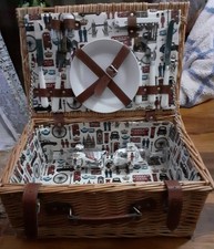 New Picnic Basket 2 Person Wicker Hamper (London Themed) 