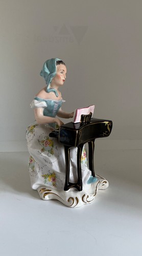 Wedgwood figurine spinet hand - figurine,