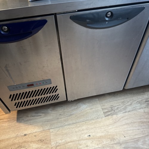 Commercial fridge - ,