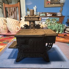 Queen cast iron miniature - cast,