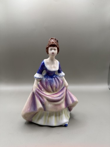Fine porcelain figurine - a,