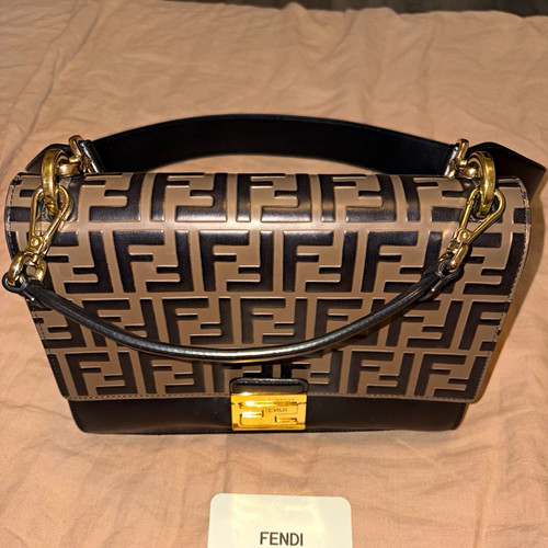 Fendi kan medium - medium, logo