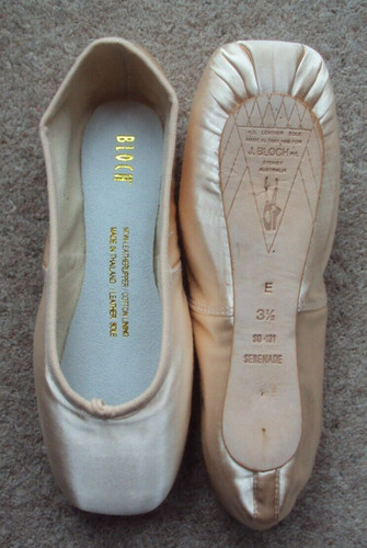 Bloch pointe shoes size 5 - pointe,