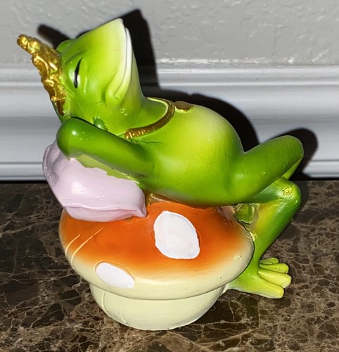 Frog resting toadstool - resting,