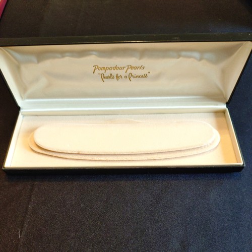 Empty vintage pompadour - empty, pearls