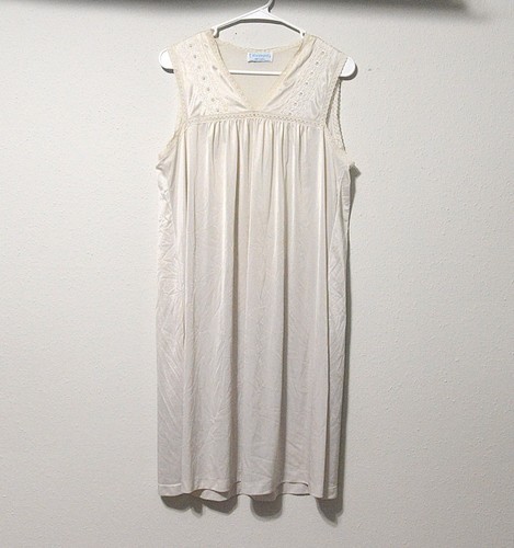 Dainty white vintage - white,