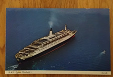 CUNARD RMS QUEEN ELIZABETH 2 EARLY COLOUR POSTCARD, BEFORE PENTHOUSES ADDED.