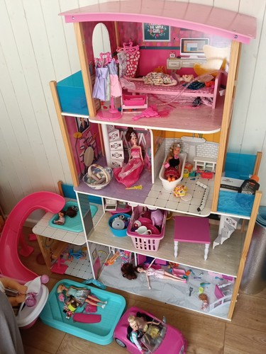 Dolls house with - , all