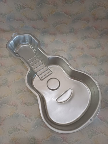 Wilton guitar pan cake - wilton,