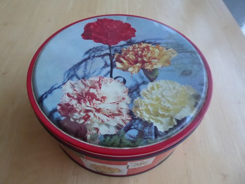Vintage tin box - with, roses