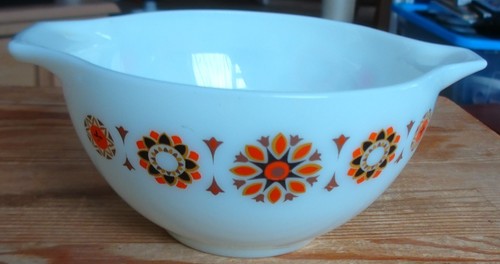 Vintage 1960 small pyrex - small,